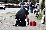 09-08-2019 Breda - Op de stoep waar de neergeschoten man werd aangetroffen werd door de recherche ook bewijsmateriaal veiliggesteld. - Fotokrant