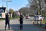 31-03-2021 Breda - Agenten betreden het gebied met kogelwerende vesten aan. - Fotokrant