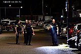 20-08-2021 Breda - Agenten dragen kogelwerende vesten terwijl ze alles afzetten.Met een zaklamp zoeken ze naar sporen op straat. - Fotokrant