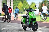 30-06-2020 Breda -  Tijdens de Coronacrisis heeft de elektrische groene huurscooter zich in het straatbeeld gevestigd. Het is een uitkomst voor mensen die in de stad  niet met de bus willen reizen. Zn 200 zijn er al in de stad neergestreken en er komen er nog 200 aan. - Fotokrant