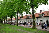06-05-2026 Breda - Bredanaars lopen tijdens de opening van het 1e Rookvrije park van Nederland langs de historische Witte huisjes. - Fotokrant