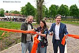 06-05-2026 Breda -Wethouder Forster knipt de strik door.  Eerder deed ook wethouder Bruijns dit aan de andere kant van het Seeligpark. - Fotokrant