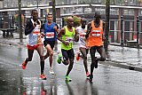 06–10-2019 Breda - Kopgroep van de halve marathon van de Bredase Singelloop in de stromende regen op een lege haven. Met links de latere winnaar Benhane Tesfay. - Fotokrant