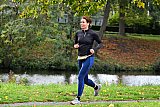 04-10-2020  Breda - Er waren ook lopers die daadwerkelijk het echte parcours van De Singelloop liepen zoals hier deze dame op de Academiesingel. - Fotokrant