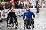 06–10-2019 Breda - Deelnemers in rolstoelen strijden voor de 1e plaats in de Halstraat. - Fotokrant
