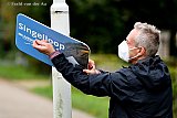 04-10-2020  Breda - Vanwege het Coronavirus vond er in en rondom de stad een alternatieve Singelloop plaats. Deze begon met het ophangen van bordjes. - Fotokrant