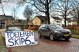 24-12-2020 Ulvenhout -  Skip is jarig en wordt 6 jaar.  Hij kan door de coronaregels zijn verjaardag niet vieren zoals het normaal gaat. Vandaar dat er voor zijn woning een spandoek buiten hangt met het verzoek om te toeteren voor de jarige job .  - Fotokrant