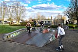 23-02-2022 Breda - Tijdens het bezoek van de delegatie lieten de kinderen in het skateparkje waar het geld naar toe gaat nog even hun kunsten zien. - Fotokrant
