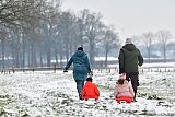 17-01-2024 Breda -Mensen gaan aan de rand van de stad op pad met de slee om nog even te genieten van de sneeuw. De verwachting is dat de temperatuur gaat stijgen. - Fotokrant