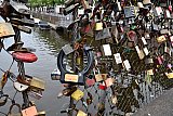 21-06-2023 Breda - De liefdes slotjes die in het centrum aan de brug hangen zijn flink aan het roesten. - Fotokrant