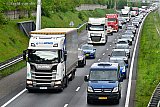 03-05-2024 Breda - De vrijdagmiddagspits was de drukste van 2024. Veel mensen kwamen te laat op hun bestemming. Zowel op de snelweg A58, A27 als A16 stonden flinke files. - Fotokrant