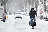 07-01-2026 Breda - De stad heeft te maken met een ongekende hoeveelheid sneeuw die voor de nodige overlast zorgt. Fietser ploegt zich door de Heksenwiellaan.
 - Fotokrant