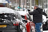 07-01-2026 Breda - Het autodak goed sneeuwvrij maken deed deze man met een trekker aan een stok. - Fotokrant