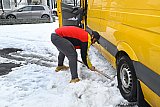 09-01-2026 Breda - De Pakketbezorger van DHL graaft z'n bus uit nadat hij zich heeft vastgereden in de sneeuw. - Fotokrant