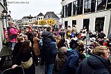 16-11-2024 Breda - Hoewel het druk leek waren er veel minder mensen bij de intocht dan andere jaren toen de sint met zijn boot aan kwam in de haven. - Fotokrant