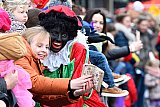 16-11-2019 Breda - Kinderen maakte selfies met de zwarte pieten. - Fotokrant