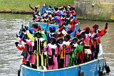 16-11-2019 Breda - Boten vol met zwarte pieten zijn in de stad aangemeerd tijdens de sinterklaasintocht. - Fotokrant