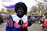 16-11-2019 Breda - Ook sinterklaas gaat met zijn tijd mee. Daarom had hij een speciale pin piet meegebracht  waarbij mensen die geen contant geld bij hadden  donaties konden pinnen. - Fotokrant
