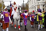16-11-2019 Breda - Na even uitgerust te hebben op het kasteel reed de sint op zijn schimmel door de stad om naar alle kindjes te zwaaien. - Fotokrant