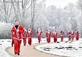 18-12-2022 Breda - Een lang lint van rennende  kerstmannen en vrouwen trok door het winterse landschap ten zuiden van de stad. - Fotokrant