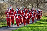 17-12-2023 Breda - Honderden mensen verkleed als kerstmannen en vrouwen rende tijdens de Santa Run door het Markdal en Het Mastbos..  - Fotokrant