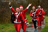 15-12-2019 Breda - Door een hoosbui is de Santarun in tGinneken in het water gevallen. Hoewel ze zeiknat werden hadden deelnemers de grootste lol. - Fotokrant