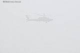 08-01-2026 Breda - Apache helikopter vliegt in de dichte mist laag over de polder.  - Fotokrant