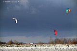 04-01-2026 Breda - Een stel sportievelingen heeft op weilanden gesneeuwkite.  - Fotokrant