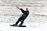 08-02-2021 Breda - Bij het sneeuw kiten staat de sporter op een snowboard en blaast de wind de kite voorruit. - Fotokrant