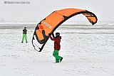 07-02-2021 Breda - De sportievelingen laten een enorm scherm op. Door de sneeuwjacht was het mogelijk om te sneeuw kiten. - Fotokrant