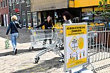 07-06-2020 Breda - Om besmetting met het Coronavirus te voorkomen worden bij supermarkten de winkelwagentjes ingenomen bij vertrek en ontsmet.Daarnaast moeten consumenten boodschappen alleen doen en tijdens het winkelen 1,5 meter afstand houden. - Fotokrant