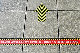 15-07-2020 Breda -  Samen verslaan we Covid-19 . Houd 1,5 meter afstand staat op stickers in een winkelgebied. Ook is er een verplichte looprichting aangegeven.In de praktijk zijn er echter steeds minder mensen die afstand houden.   - Fotokrant