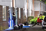 13-04-2019 Breda - Agenten zoeken nabij het pand waar het misdrijf plaatsvond. - Fotokrant