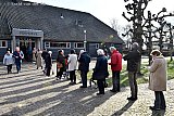 15-03-2023 Ulvenhout - De hele dag heeft er een lange rij met stemmers gestaan voor Cultureel centrum De Pekhoeve. - Fotokrant