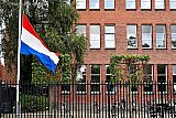 20-08-2019 Breda - De vlag hangt half stok bij het OLV. Bekend is geworden dat slachtoffer en verdachte van de steekpartij klasgenootjes waren. - Fotokrant