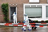 19-08-2019 Breda - In de stromende regen kwam de technische recherche aan bij het huis om onderzoek te doen. - Fotokrant
