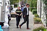 20-08-2019 Breda - Onder toeziend oog van de media bracht de burgemeester ook een persoonlijk bezoek aan de directe buren van het omgekomen meisje. - Fotokrant