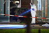13-04-2019 Breda - Met een zaklamp word door de technische recherche midden in de nacht gezocht naar sporen. - Fotokrant