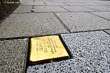 20-05-2022 Breda - In de stad is de 1e stolperstein gelegd. Dit gebeurde tijdens een besloten historisch moment waar zelfs niet alle lokale pers voor was uitgenodigd. Op de stolperstein staat HIER WOONDE GERHARD VAN DE RHOER GEB. 1884 GEARRESTEERD JUNI-1942 VERMOORD 30-10-1942 MAUTHAUSEN. - Fotokrant