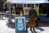 18-03-2026 Breda -  Op de antiekmarkt die gehouden werd op de Grote Markt kon gekozen worden voor K9NIJN.  - Fotokrant