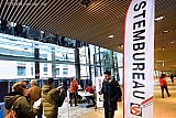 20-03-2019 Breda - Het stembureau op het Centraal Station was heel de dag druk met stemmers. - Fotokrant