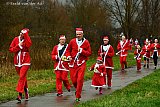 15-12-2019 Breda - De route die de kerstmannen en vrouwen liepen was dit jaar veranderd. Ook werd er gestart in verschillende groepen. - Fotokrant