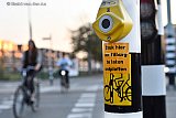 22-09-2020  Breda - In de stad zijn onder de stoplichtknopjes geel zwarte stickers geplakt die de suggestie wekken dat als je erop drukt Tilburg ontploft.  - Fotokrant