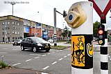 30-08-2020 Breda - De stoplichtstickers die wethouder Quaars vrijdag bij de stoplichten van de Last Mile naar NAC heeft geplakt lijken in de smaak te vallen bij de fans. Ze hebben gezelschap gekregen van stickers met het LOVE symbool. - Fotokrant