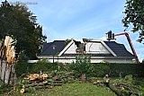 24-10-2026 Breda - Storm Austen heeft een boom omgeblazen en op een woonwagen doen belanden. De boom kwam op de slaapkamer van de kinderen terecht. - Fotokrant