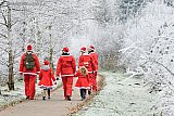 18-12-2022 Breda -De  kerstmannen en vrouwen beleefde een sprookjesachtige Santa Run. Door de vorst was het landschap waarin ze liepen prachtig maar wel ijskoud. - Fotokrant