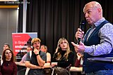 13-10-2026 Breda - Marc Volleman opende de avond en gaf ook al gelijk een aantal tips aan de starters. - Fotokrant
