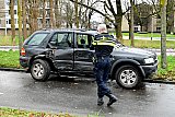 20–12-2019 Breda - Omstanders zagen op de Kapitelweg deze SUV door de lucht vliegen. De auto kwam tot stilstand tegen een boom de veroorzaker van het ongeval is doorgereden en word gezocht door de politie. - Fotokrant