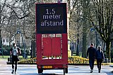 26-03-2020 Breda - ivm het voorkomen van besmetting door het Coronavirus moeten mensen 1,5 meter afstand van elkaar houden. Om dit mensen extra duidelijk te maken heeft de gemeente tekstkarren ingezet. - Fotokrant