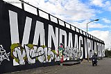 18-10-2025 Breda - De Nederlandse tekst die als een eerbetoon aan vrijheidsstrijder Anton De Krom is gemaakt is al voor een deel overgespoten met graffiti .  - Fotokrant
